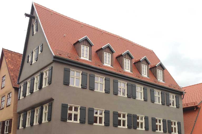 Projekte antignum - Fertig saniertes Dach in Dinkelsbühl, Seitenansicht