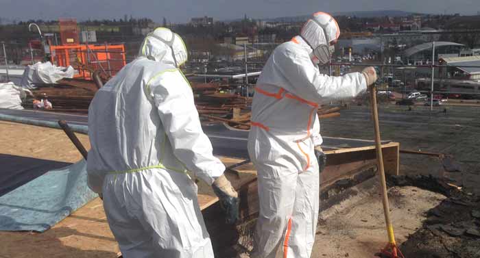 Spezialleistungen, Arbeiten im Schutzanzug auf kontaminierter Dachfläche