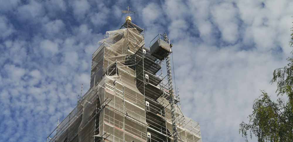 Blick von unten auf den eingerüsteten Kirchturm in Großengottern