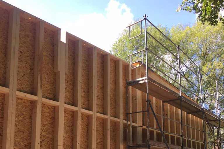 Aufstellen einer vorgefertigten Hauswand Holzrahmenbau