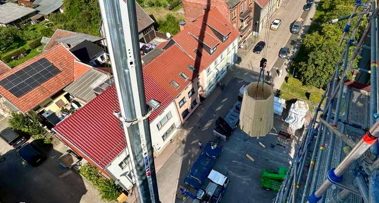 Ellrich Montage der vorgefertigten Kirchturmmodule der sanierten Kirche